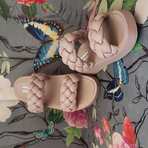 Chunky braided slides